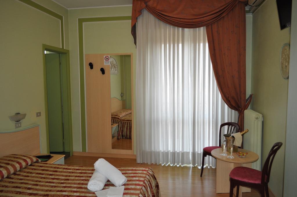 Hotel Alsazia Sirmione Habitación foto